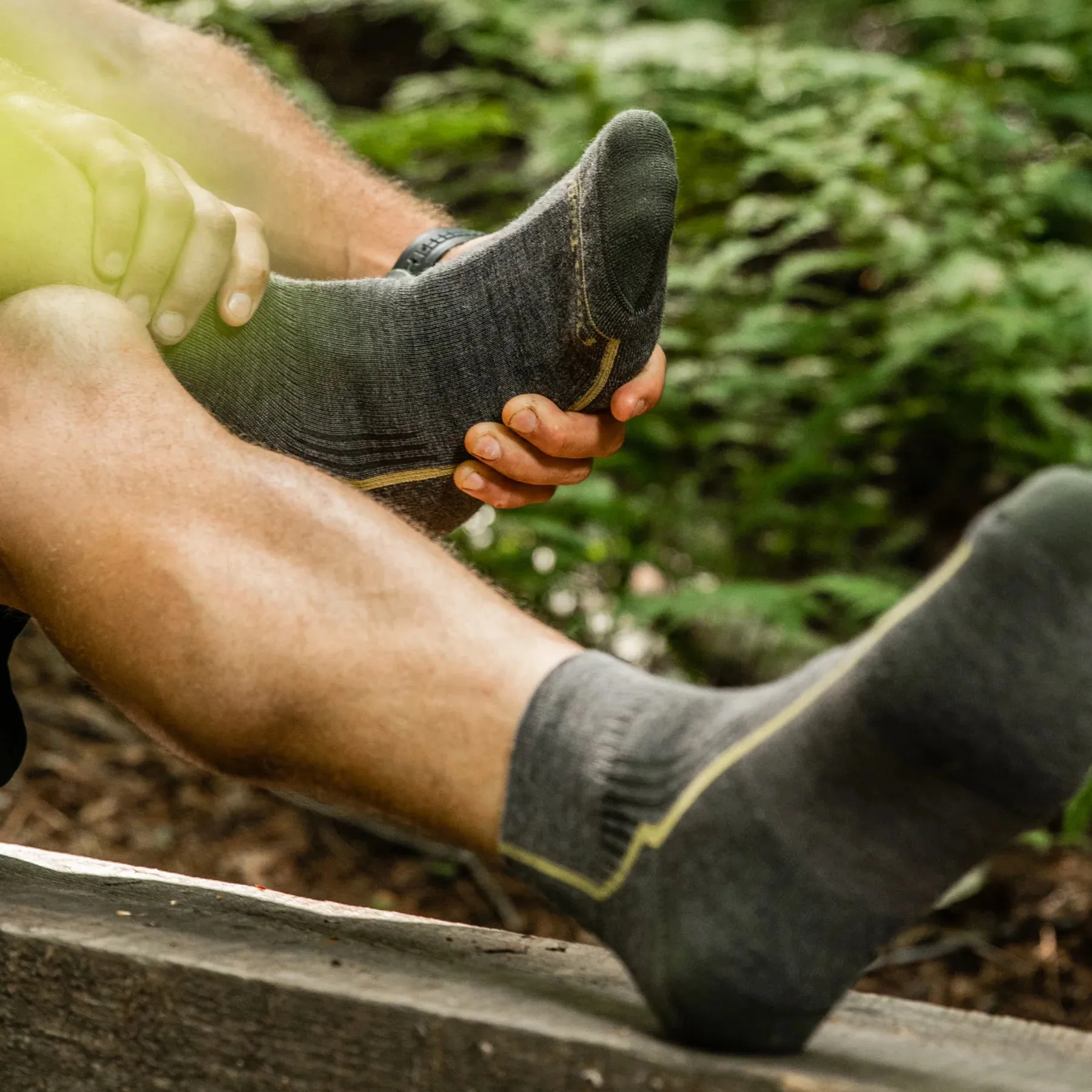 Darn Tough Men's Hiker Quarter Midweight With Cushion Hiking Socks